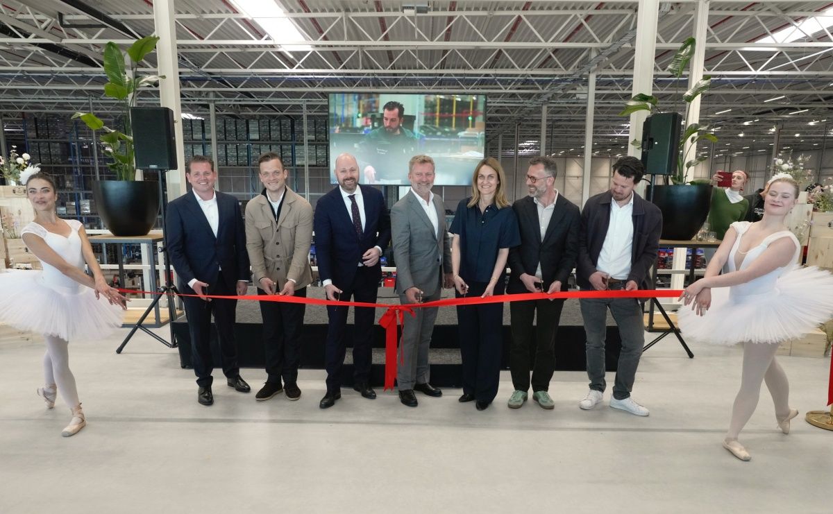 Gemeinsam mit Prologis hat Søstrene Grene offiziell sein neues Distributionszentrum im niederländischen Venlo eröffnet: (v.l.) Ferry Schoep (Prologis), Bart Konings (Prologis), Ryan Palmen (Bürgermeister von Horst aan de Maas), Ben Bannatyne (Prologis), Line Vogdrup (Søstrene Grene), Claus Tjærby (Søstrene Grene), Thijs Fleers (Prologis).